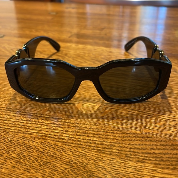 Versace Medusa sunglasses gold hardware - Picture 3 of 9